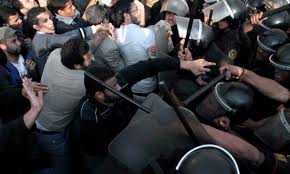 Mobs confront police