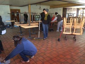 @MbasuCNN tweetted-Volunteers sweep broken glass at Snappy's Bar & Grill in #Ferguson. 